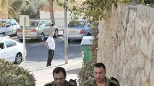  קציני הנפגעים מחוץ לביתו של הנווט עמנואל לוי שנעדר לאחר התרסקות מטוס קרב, נובמבר 2010