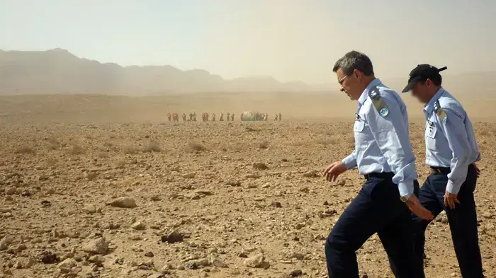מפקד חיל האוויר, אלוף עידו נחושתן מסייר בזירת ההתרסקות, נובמבר 2010