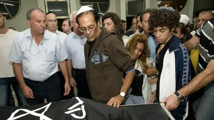 הלווית נטלי ורוני אלוני שנרצחו על ידי אמם, מיכל אלוני, נובמבר 2010 הלווית נטלי ורוני אלוני שנרצחו על ידי אמם, מיכל אלוני, נובמבר 2010
