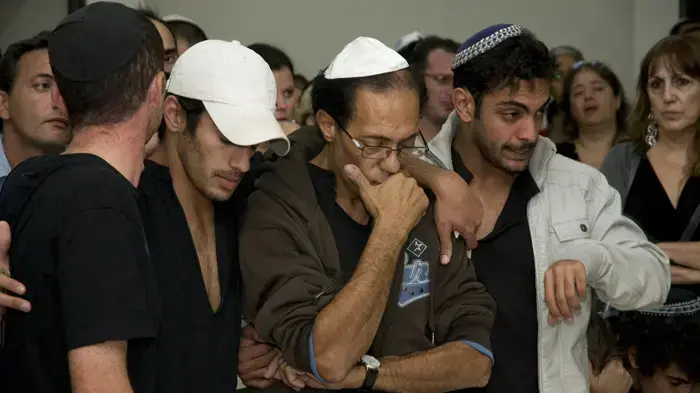 הלווית נטלי ורוני אלוני שנרצחו על ידי אמם, מיכל אלוני, נובמבר 2010