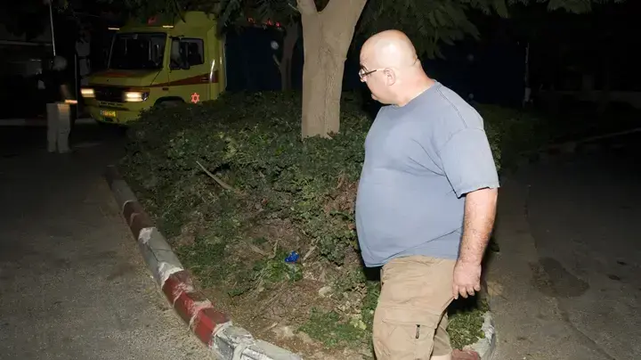 עומרי שרון, בנו של אריאל שרון, ממתין לפינוי אביו מבית החולים לחוות השקמים עומרי שרון, בנו של אריאל שרון, ממתין לפינוי אביו מבית החולים לחוות השקמים