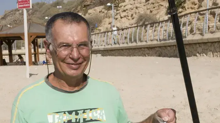 אנשים מבלים בחופי תל אביב, בשרב באמצע נובמבר