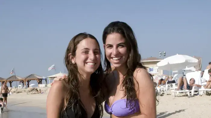 אנשים מבלים בחופי תל אביב, בשרב באמצע נובמבר
