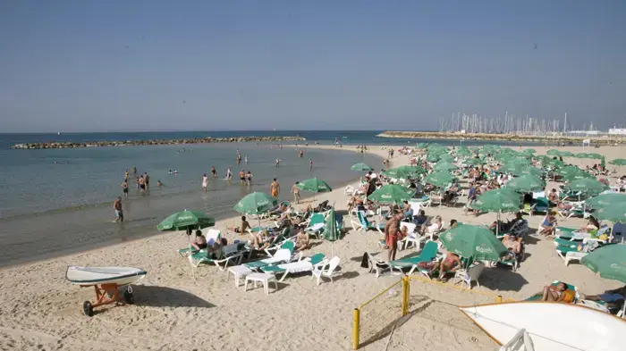 אנשים מבלים בחופי תל אביב, בשרב באמצע נובמבר