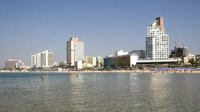 אנשים מבלים בחופי תל אביב, בשרב באמצע נובמבר