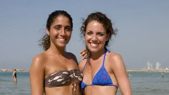 אנשים מבלים בחופי תל אביב, בשרב באמצע נובמבר