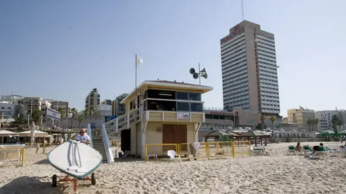 אנשים מבלים בחופי תל אביב, בשרב באמצע נובמבר