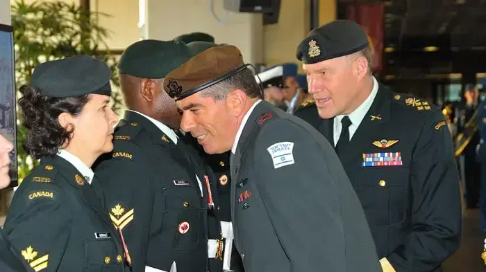 הרמטכ"ל גבי אשכנזי, נפגש בקנדה עם מפקד צבא קנדה, נובמבר 