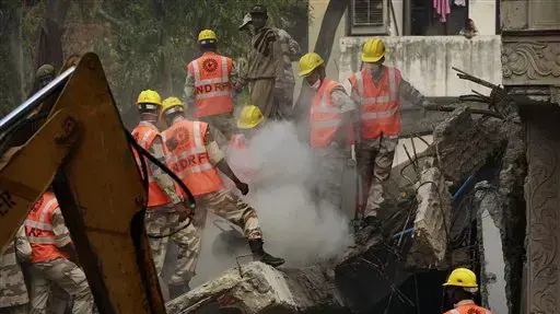 כוחות חילוץ פועלים לחילוץ נפגעים מקריסת הבניין בניו דלהי