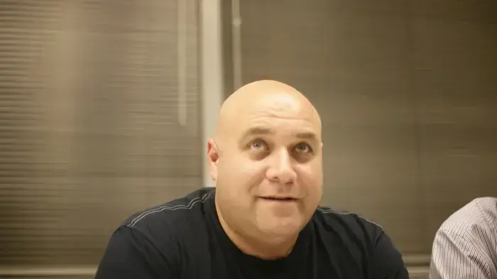 דביר בנדק בפגישה עם ראשי ארגוני האמנים ומנהלי התאטראות בעקבות סוגיית היכל התרבות באריאל, נובמבר 2010