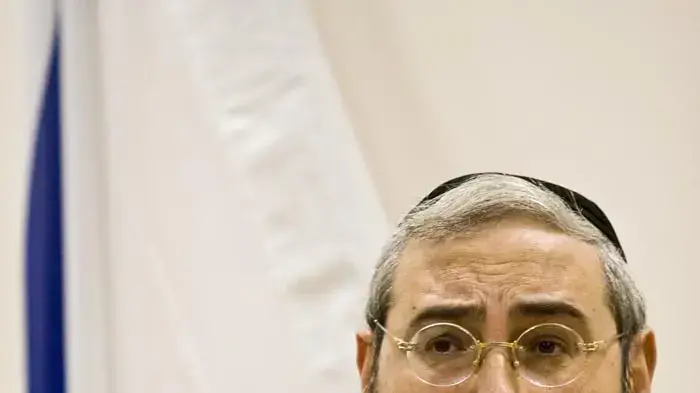 חבר הכנסת חיים אמסלם במהלך מסיבת עיתונאים, כתגובה על ההאשמות של חברי ש"ס, נובמבר 2010