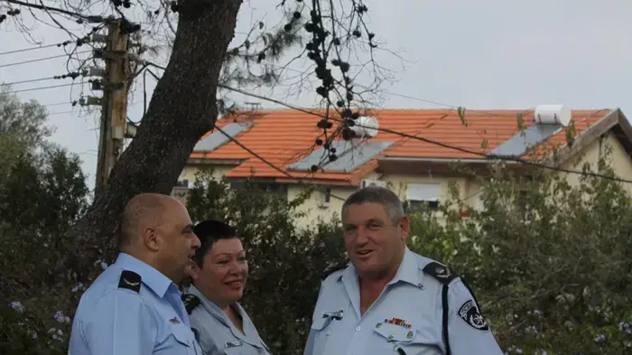 מפקד המחוז הצפוני ניצב שמעון קורן יחד עם מפקד המרחב תת ניצב רוני עטיה וסגן ניצב אהובה תומר בזירת פיצוץ המכונית בחיפה, נובמבר 2010