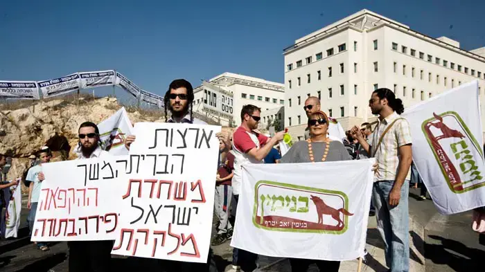 הפגנה של אנשי מועצת יש"ע מול ישיבת הממשלה במחאה על הכוונה לחדש את ההקפאה, נובמבר 2010