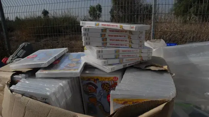 500 מארזי די.וי.די. של להיט הילדים "לג'ירפה נתפס הצוואר" שנגנבו ממחסני "התיאטרון שלנו" בגבעתיים 500 מארזי די.וי.די. של להיט הילדים "לג'ירפה נתפס הצוואר" שנגנבו ממחסני "התיאטרון שלנו" בגבעתיים