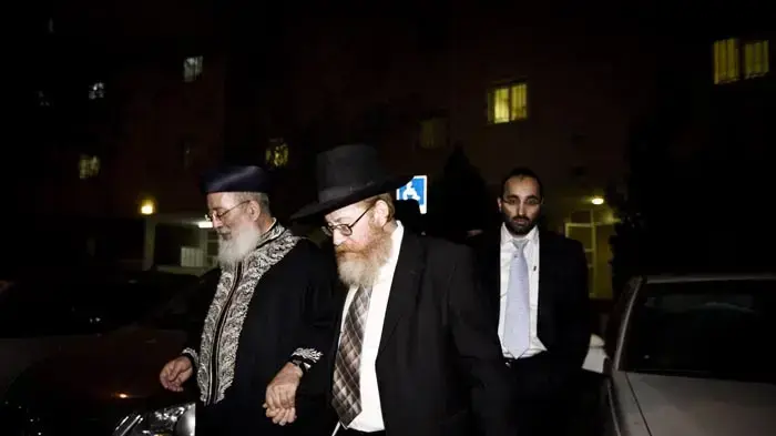 הרב עמר ביציאה מפגישת דיינים בביתו של הרב עובדיה יוסף