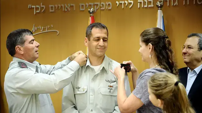 שר הביטחון אהוד ברק, הרמטכ"ל גבי אשכנזי, תת אלוף אביב כוכבי וראש אמ"ן האלוף עמוס ידלין בטקס החלפת ראש אמ"ן, נובמבר 2010 שר הביטחון אהוד ברק, הרמטכ"ל גבי אשכנזי, תת אלוף אביב כוכבי וראש אמ"ן האלוף עמוס ידלין בטקס החלפת ראש אמ"ן, נובמבר 2010