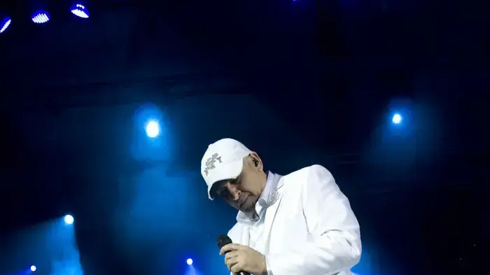 עופר לוי בהופעה בהיכל התרבות בת"א