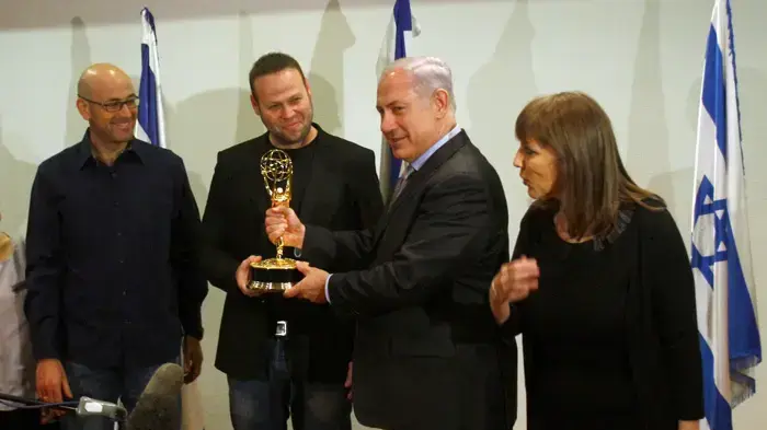ראש הממשלה, בנימין נתניהו, נפגש עם יוצרי התכנית "רמזור" לרגל זכייתם בפרס האמ"י הבין-לאומי, נובמבר 2010 ראש הממשלה, בנימין נתניהו, נפגש עם יוצרי התכנית "רמזור" לרגל זכייתם בפרס האמ"י הבין-לאומי, נובמבר 2010