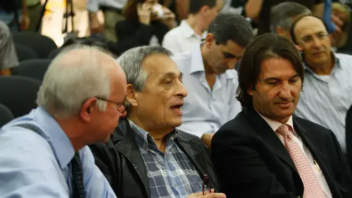 עורך ישראל היום עמוס רגב, בועז ביסמוט ודן מרגלית ב"ועדת העורכים", נובמבר 2010 עורך ישראל היום עמוס רגב, בועז ביסמוט ודן מרגלית ב"ועדת העורכים", נובמבר 2010