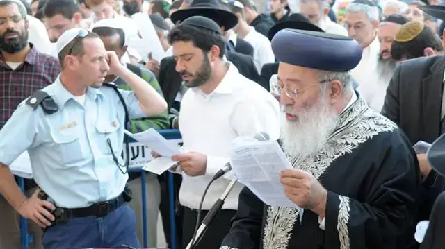 הרב שלמה עמאר בתפילה המונית למען הגשם בכותל, נובמבר 2010