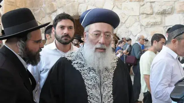 הרב שלמה עמאר בתפילה המונית למען הגשם בכותל, נובמבר 2010           