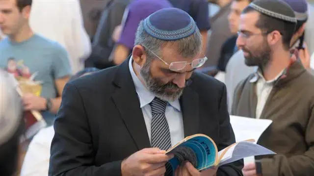 ח"כ מיכאל בן ארי בתפילה המונית למען הגשם בכותל, נובמבר 2010