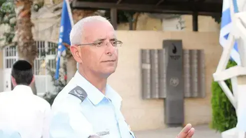 ניצב אהרן פרנקו מגיע להפגנת ענק של חרדים בירושלים כנגד החלטה לאסור את הורי התלמידות מעמנואל- יוני 2010