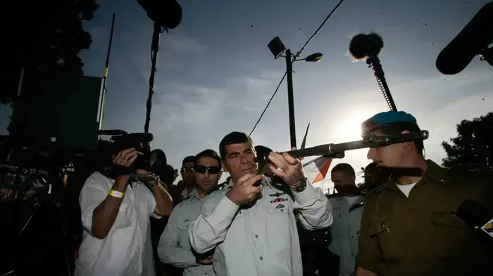 הרמטכ"ל גבי אשכנזי בגיוס תותחנים ופיקוד העורף בבסיס מיט"ב, נובמבר 2010