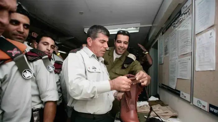 הרמטכ"ל גבי אשכנזי בגיוס תותחנים ופיקוד העורף בבסיס מיט"ב, נובמבר 2010