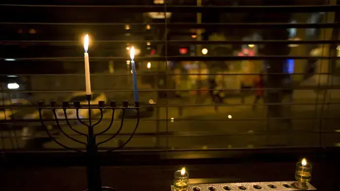 הדלקת נר ראשון של חנוכה בישיבה בבית וגן, ירושלים, דצמבר 2010