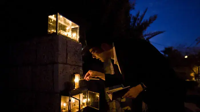 הדלקת נר ראשון של חנוכה בישיבה בבית וגן, ירושלים, דצמבר 2010