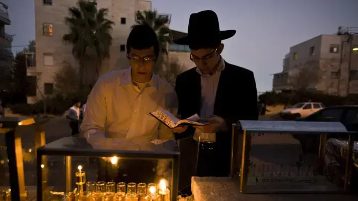 הדלקת נר ראשון של חנוכה בישיבה בבית וגן, ירושלים, דצמבר 2010