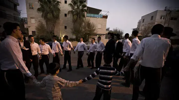 הדלקת נר ראשון של חנוכה בישיבה בבית וגן, ירושלים, דצמבר 2010