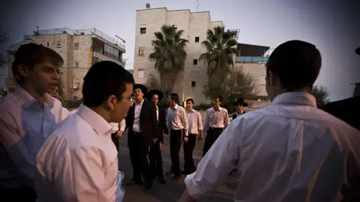 הדלקת נר ראשון של חנוכה בישיבה בבית וגן, ירושלים, דצמבר 2010
