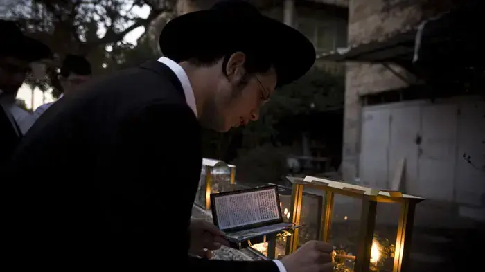 הדלקת נר ראשון של חנוכה בישיבה בבית וגן, ירושלים, דצמבר 2010