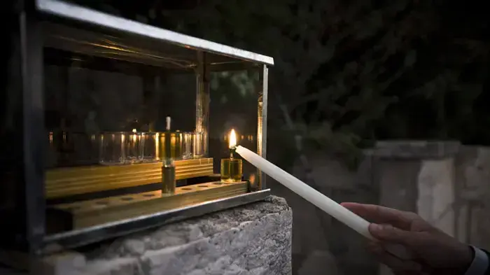 הדלקת נר ראשון של חנוכה בישיבה בבית וגן, ירושלים, דצמבר 2010