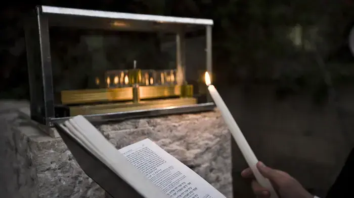 הדלקת נר ראשון של חנוכה בישיבה בבית וגן, ירושלים, דצמבר 2010