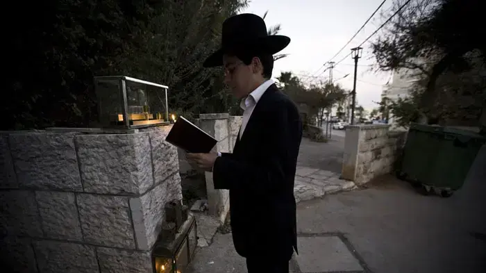 הדלקת נר ראשון של חנוכה בישיבה בבית וגן, ירושלים, דצמבר 2010