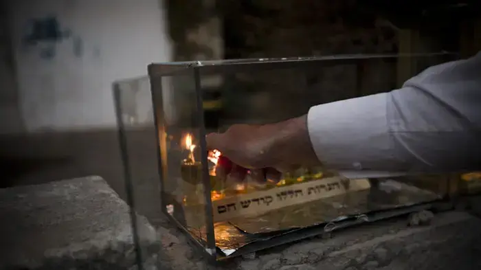 הדלקת נר ראשון של חנוכה בישיבה בבית וגן, ירושלים, דצמבר 2010