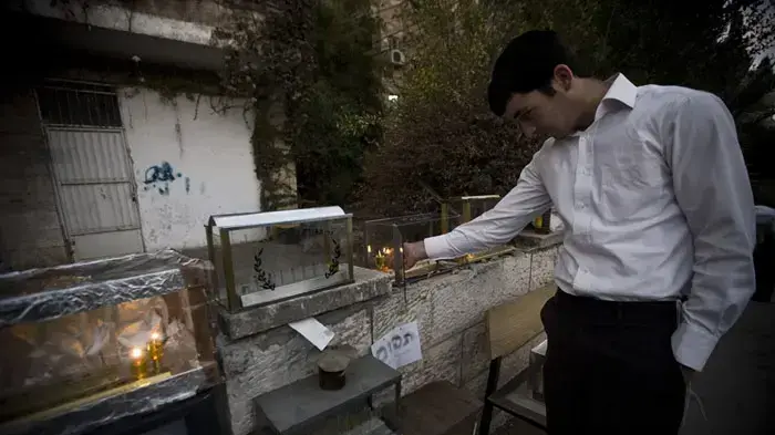 הדלקת נר ראשון של חנוכה בישיבה בבית וגן, ירושלים, דצמבר 2010
