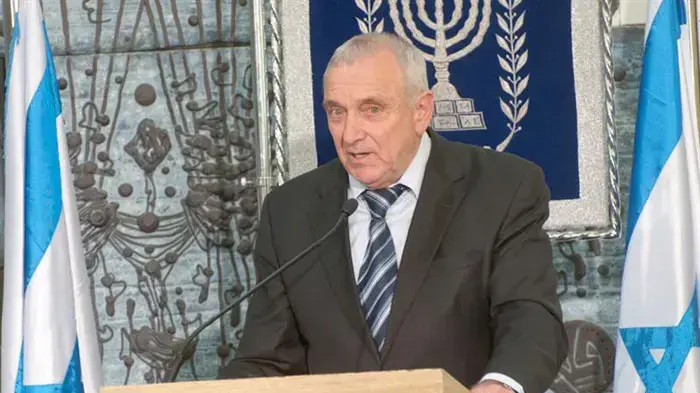 השר לביטחון פנים, יצחק אהרונוביץ' בטקס הדלקת נר ראשון של חנוכה במשכן הנשיא
