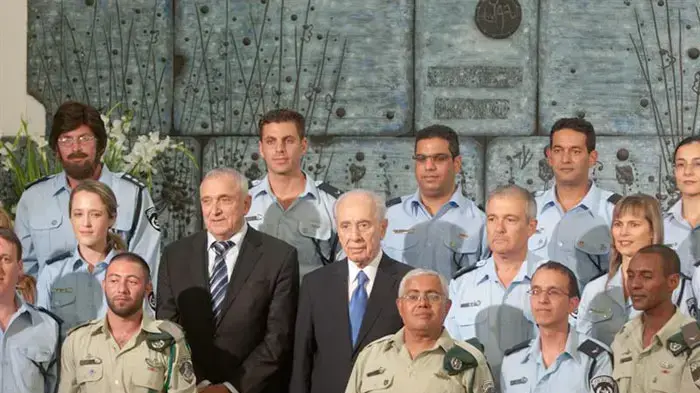 השר לביטחון פנים, יצחק אהרונוביץ', נשיא המדינה, שמעון פרס ומפכ"ל המשטרה, דודי כהן בטקס הדלקת נר ראשון של חנוכה במשכן הנשיא