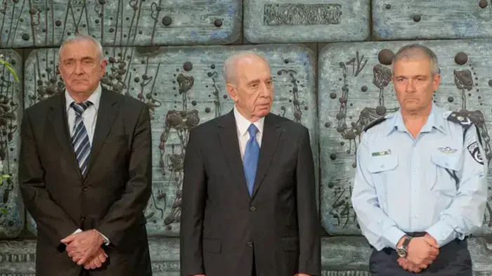 השר לביטחון פנים, יצחק אהרונוביץ', נשיא המדינה, שמעון פרס ומפכ"ל המשטרה, דודי כהן בטקס הדלקת נר ראשון של חנוכה במשכן הנשיא