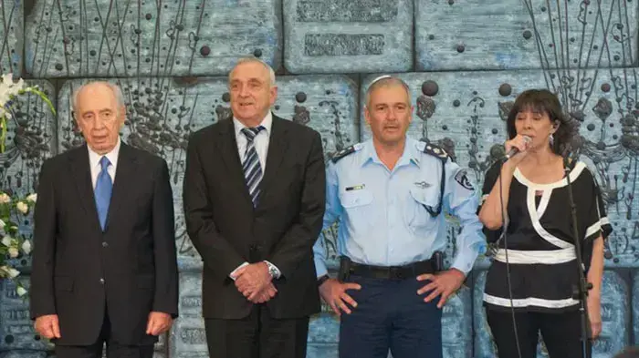 גלי עטרי, השר לביטחון פנים, יצחק אהרונוביץ', נשיא המדינה, שמעון פרס ומפכ"ל המשטרה, דודי כהן בטקס הדלקת נר ראשון של חנוכה במשכן הנשיא
