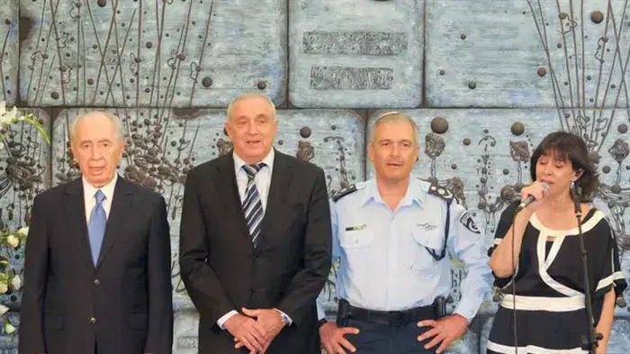 גלי עטרי, השר לביטחון פנים, יצחק אהרונוביץ', נשיא המדינה, שמעון פרס ומפכ"ל המשטרה, דודי כהן בטקס הדלקת נר ראשון של חנוכה במשכן הנשיא