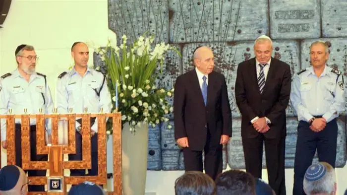 השר לביטחון פנים, יצחק אהרונוביץ', נשיא המדינה, שמעון פרס ומפכ"ל המשטרה, דודי כהן בטקס הדלקת נר ראשון של חנוכה במשכן הנשיא