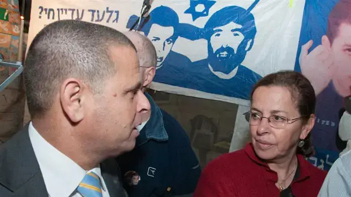 איתן כבל ואביבה שליט בטקס הדלקת נר ראשון של חנוכה באוהל שליט, דצמבר 2010