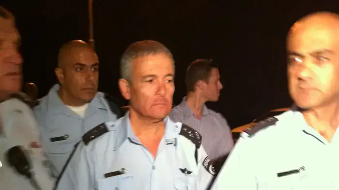 המפכ"ל דודי לוי בתדרוך על שריפת הענק בכרמל, דצמבר 2010
