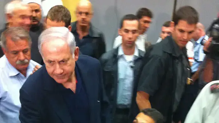 ראש הממשלה בנימין נתניהו בחפ"ק שהוקם באוניברסיטת חיפה בעקבות שריפת הענק ביערות הכרמל, דצמבר 2010 ראש הממשלה בנימין נתניהו בחפ"ק שהוקם באוניברסיטת חיפה בעקבות שריפת הענק ביערות הכרמל, דצמבר 2010