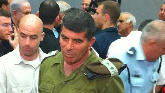 הרמטכ"ל גבי אשכנזי בחפ"ק שהוקם באוניברסיטת חיפה בעקבות שריפת הענק ביערות הכרמל, דצמבר 2010 הרמטכ"ל גבי אשכנזי בחפ"ק שהוקם באוניברסיטת חיפה בעקבות שריפת הענק ביערות הכרמל, דצמבר 2010